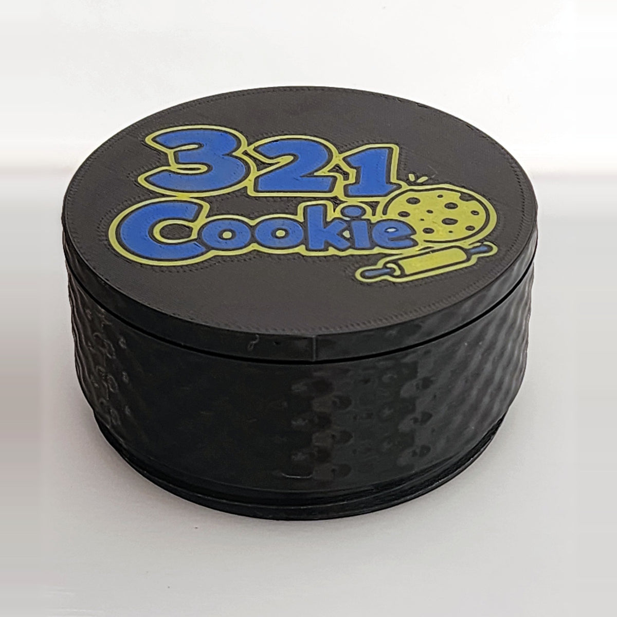 Single press case with the full-color 321 Cookie logo lid on