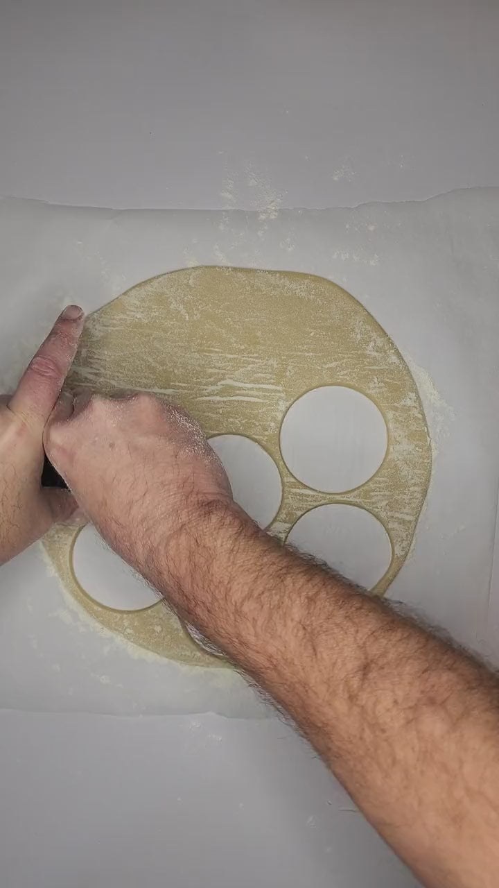 Video: press the dough, lift the Press, peel off the disc and see the stamped design